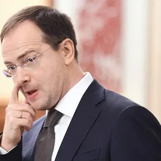Владимир Мединский выступил за модель с обязательным распределением и трудовыми контрактами для студентов, обучающихся на бюджетных местах. Ранее депутаты уже вносили законопроекты о трёхлетней отработке, а в медобразовании закрепляют длительную практику.