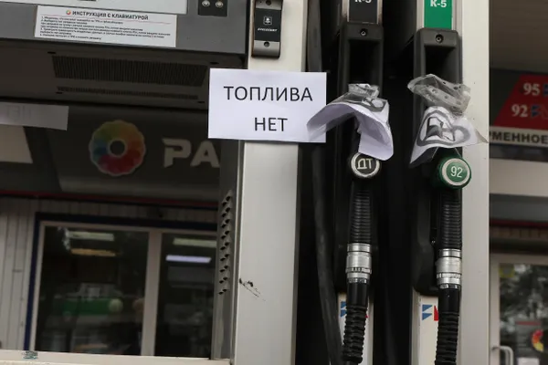 Президент провёл совещание с руководителями энергетических компаний: мощности НПЗ загружены на максимум, ремонты сокращены, запасы бензина — 1,7 млн т (на 4% меньше года назад), но очереди и дефицит отдельных марок сохраняются.
