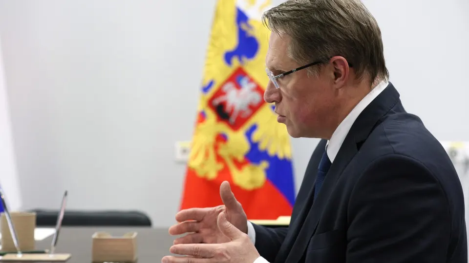 Глава Минздрава сообщил, что большинство ординаторов будут проходить подготовку по целевым контрактам; с 2020 года приём на медпрограммы заметно вырос. Принят закон об обязательной отработке выпускников в государственных медучреждениях до трёх лет, обсуждают расширение подобных правил на другие специальности.