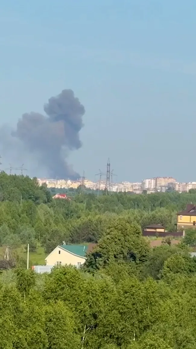 Ночью 10 июня по российским регионам был нанесён широкий удар беспилотниками и ракетами. Есть погибшие и раненые, повреждены промышленные объекты и музейная экспозиция; ПВО, по данным Минобороны, отразило сотни беспилотников.