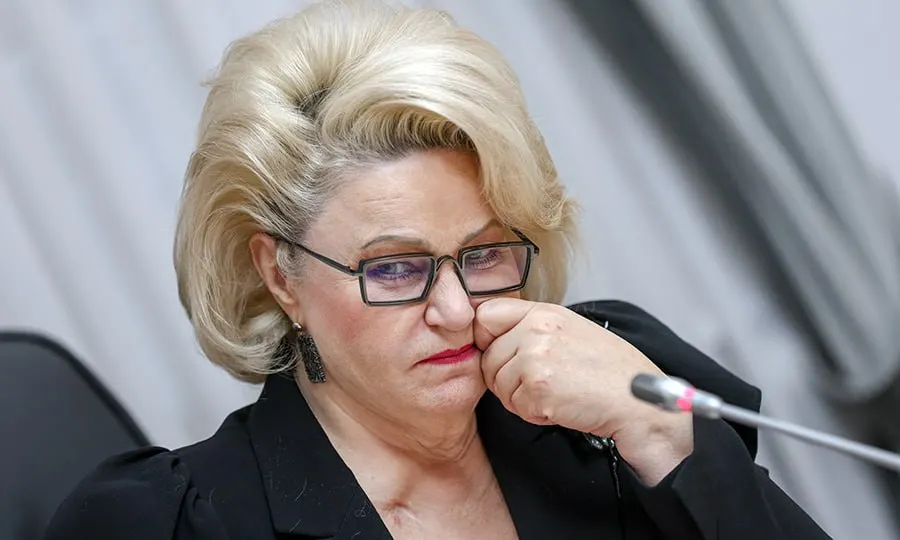 Председатель комитета Госдумы по защите семьи Нина Останина призвала Роскомнадзор и Минцифры использовать опыт ограничения мессенджеров для контроля времени, которое дети проводят в онлайн‑играх и в виртуальном пространстве.