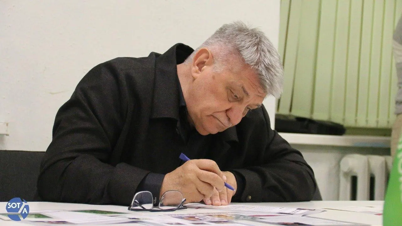 Владимир Путин направил телеграмму в честь 75‑летия режиссёра Александра Сокурова, отметив его вклад в кинематограф. В последние годы в России Сокуров фактически находится под негласным запретом.