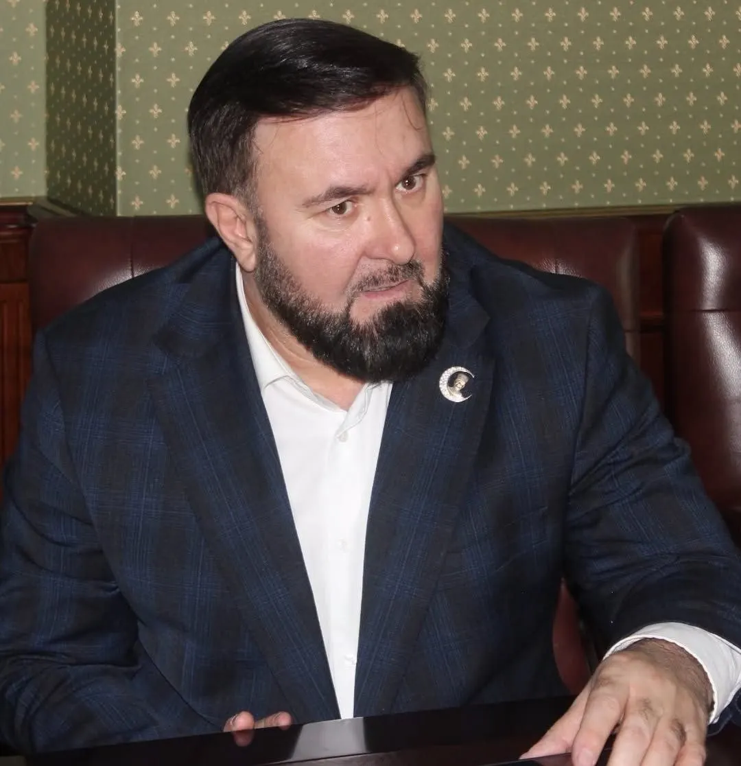 По распоряжению Кремля омбудсмен Чечни Мансур Солтаев получил грамоту «за заслуги в укреплении законности». Ранее ему приписывали давление на правозащитников и публикацию видео с пропавшей девушкой.