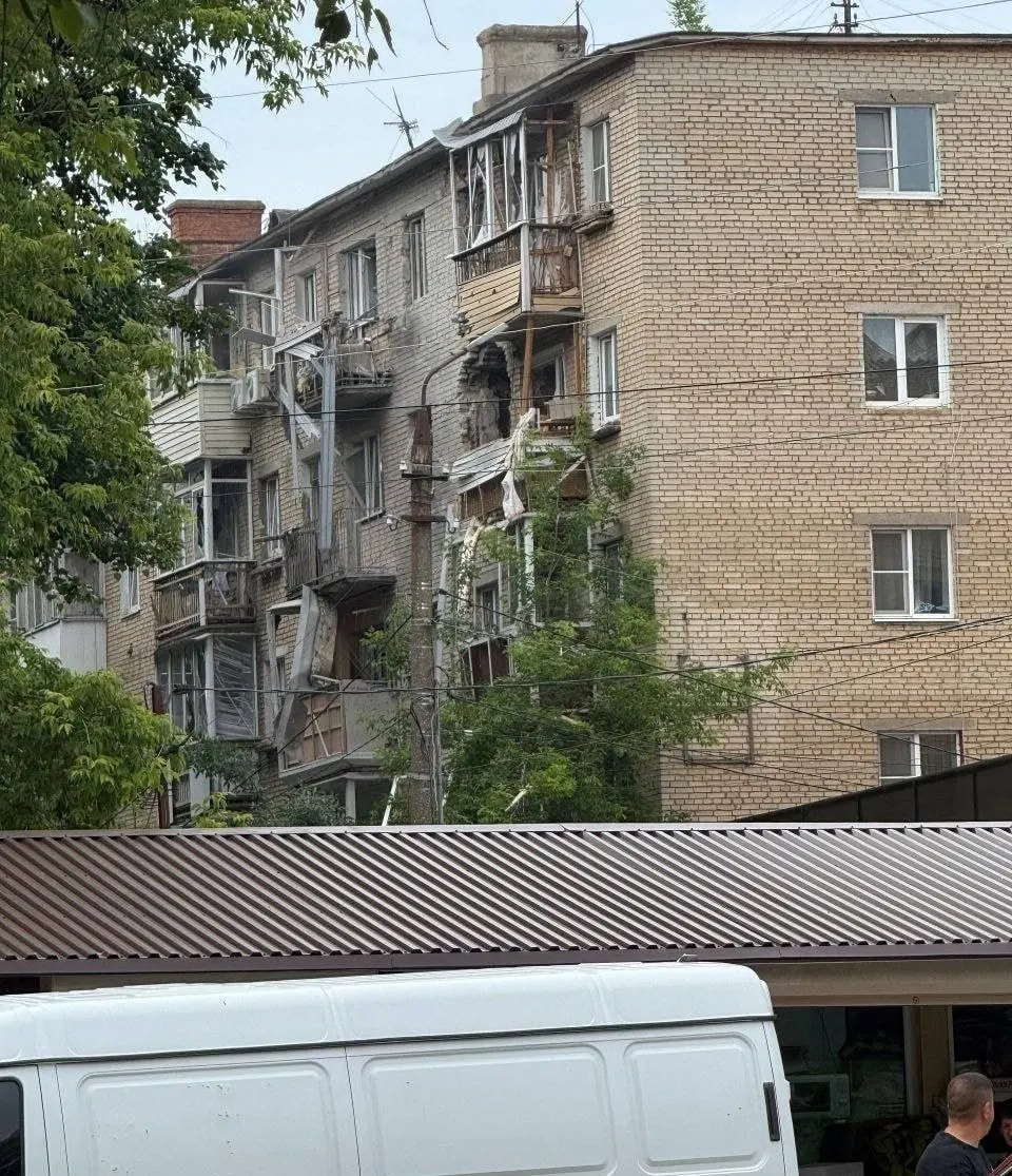 В Щёкино в Тульской области украинский беспилотник поразил жилой дом, жильцы эвакуированы. По стране силы ПВО заявляют о сотнях сбитых дронов, в ряде аэропортов введены ограничения на полёты.