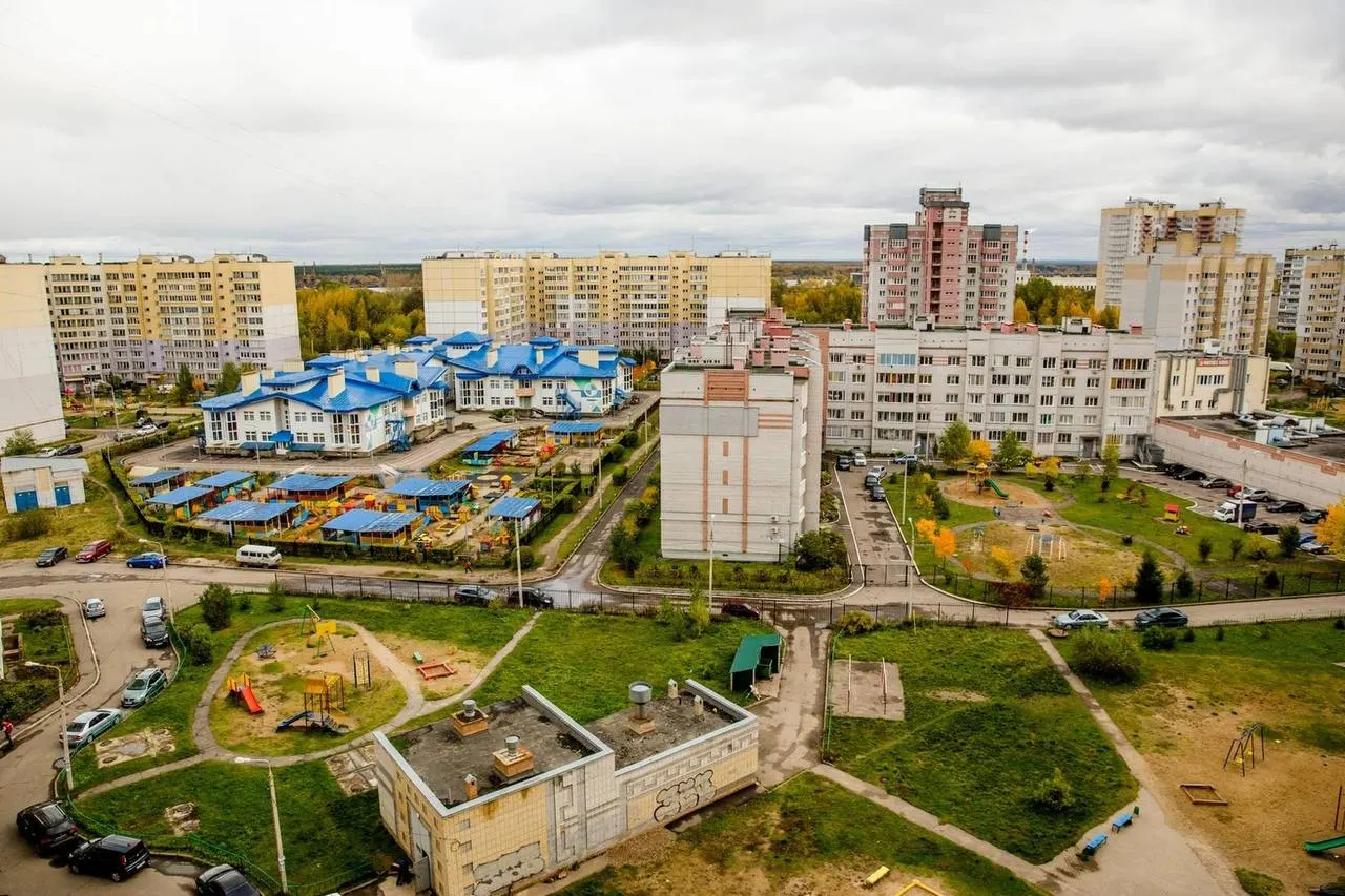 Губернатор рассказал о запуске трёх новых школ, ледовых арен, масштабных проектах благоустройства дворов и продолжении газификации с компенсациями для жителей. Сохранены меры поддержки семей и участников СВО.