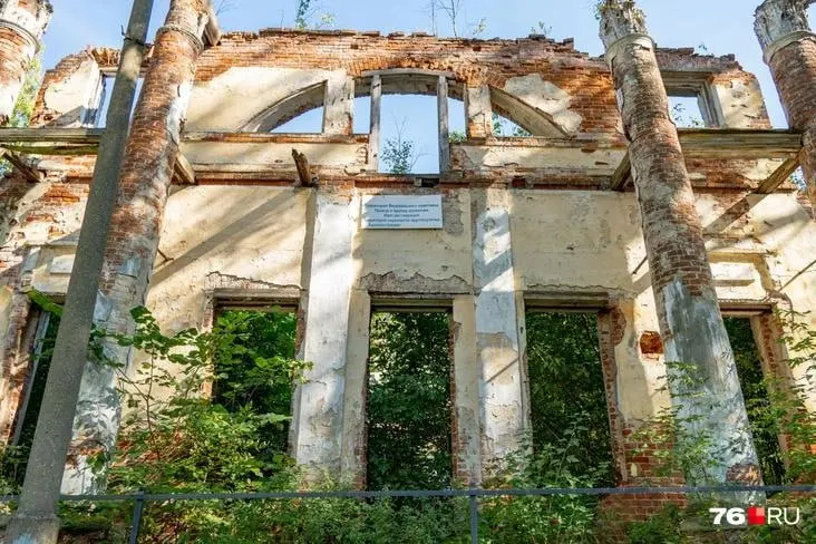 Историческое здание‑памятник в Петропавловском парке, находящееся в полуразрушенном состоянии, выставлено на торги за символическую цену. Ожидается, что инвестор восстановит и адаптирует объект для современного использования.