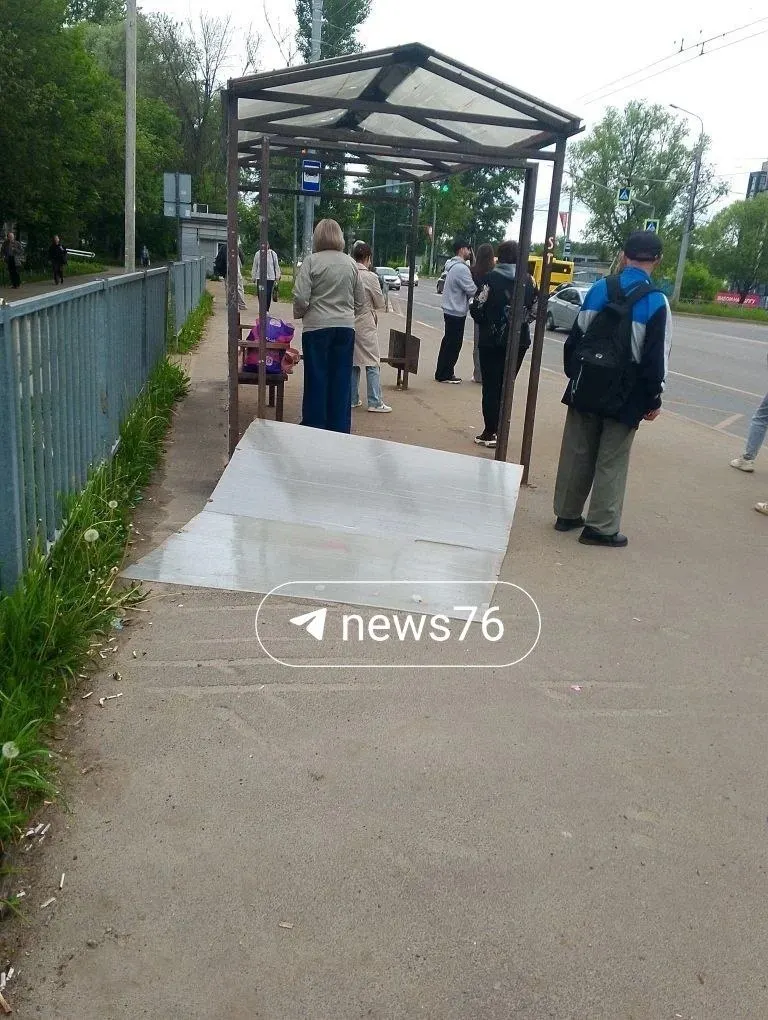 Утром 2 июня жители обнаружили, что от остановки общественного транспорта у поликлиники №5 откололась стенка. В мэрии начали проверку причин происшествия.