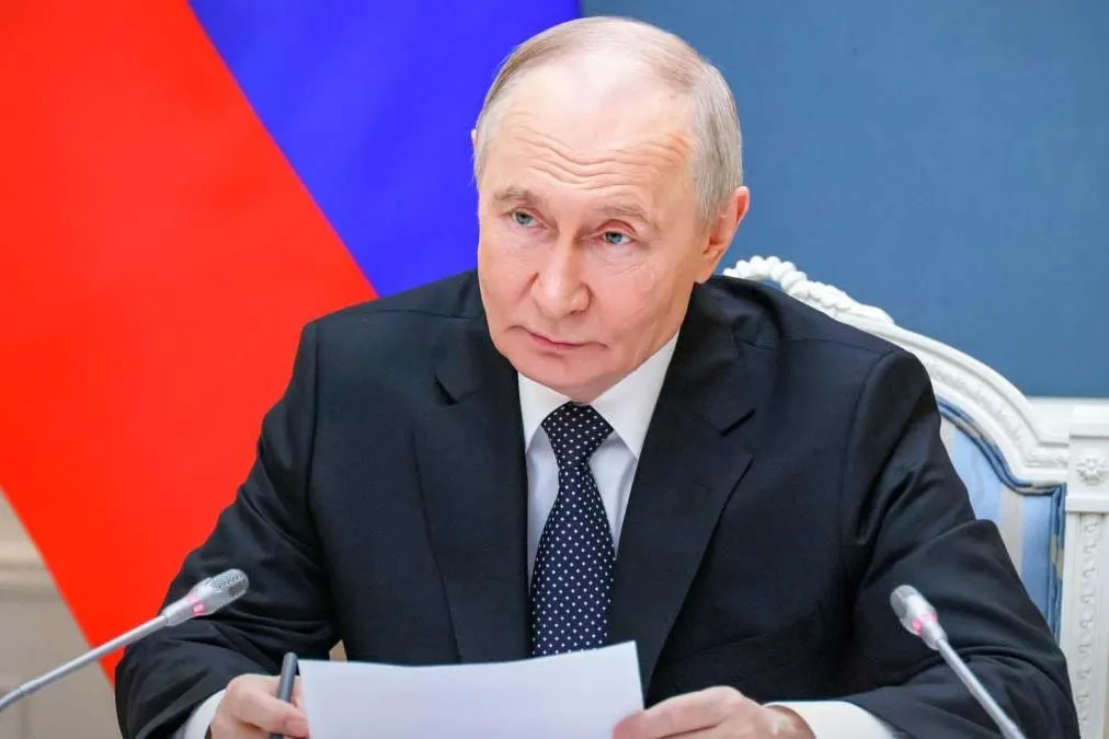 Указ, вступивший в силу 1 июня 2026 года, дополнил временный порядок исполнения обязательств и теперь позволяет приостанавливать выплаты по депозитам иностранным держателям из стран, признанных «недружественными».