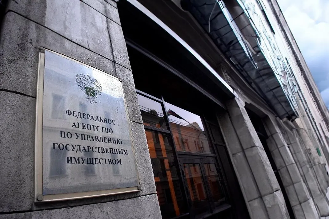Депутаты отменили ценовой барьер и полугодовую паузу между торгами — теперь можно продавать любое конфискованное жильё. Закон также вводит реестр оценщиков и ужесточает требования к организаторам торгов; для религиозной собственности снимается срок давности по оспариванию приватизации.