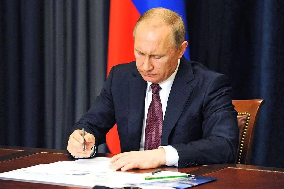 Указ №389 дополняет механизм 2025 года: расширяется круг уполномоченных продавцов, впервые закреплены правила торгов и установлены особые условия для продажи жилья. Документ вступил в силу 3 июня 2026 года.