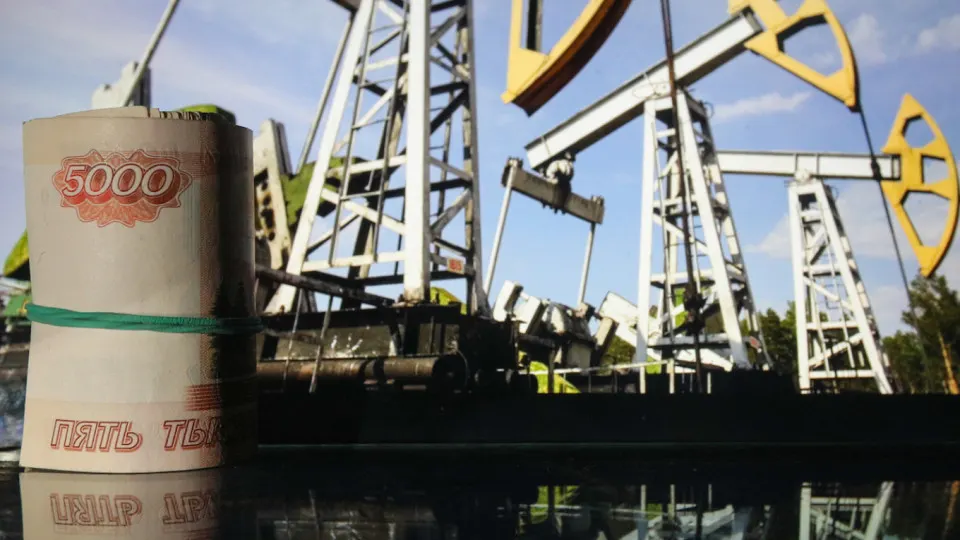 В мае поступления от нефти и газа заметно выросли, однако федеральный бюджет по-прежнему демонстрирует дефицит: за четыре месяца — 5,8 трлн рублей. Дополнительные нефтегазовые доходы ниже ожиданий, растут субсидии нефтекомпаниям, а Минфин предлагает заморозить расходы по ряду статей.
