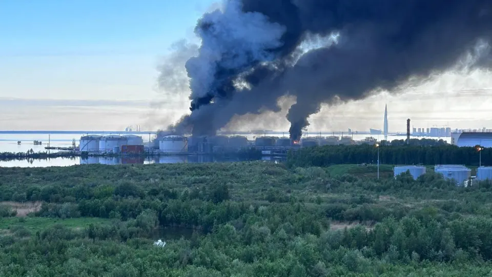 За ночь с 2 на 3 июня силы ПВО зафиксировали и перехватили массовую атаку беспилотников: Минобороны сообщает о 354 сбитых дронах по всей стране, губернатор Ленинградской области — о 50. В ряде регионов зафиксированы пожары и повреждения зданий, пострадавших с погибшими не сообщают.