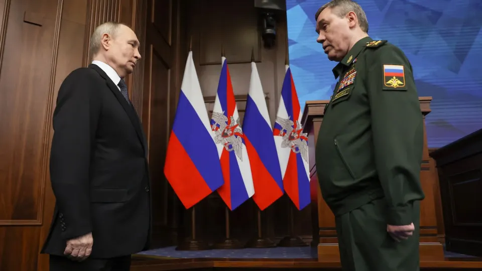 В мае российское командование резко нарастило штурмовые действия, но при этом армия второй месяц подряд теряет территории; аналитики связывают это с ударами беспилотников, контратаками и проблемами с коммуникациями.