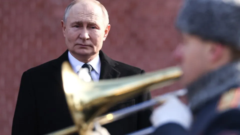 На ПМЭФ президент заявил, что «Орешник» ещё не применялся в боевых действиях, но его испытание могут провести по городским целям; также он подтвердил намерение контролировать весь Донбасс, не исключая переговоров о компромиссах.