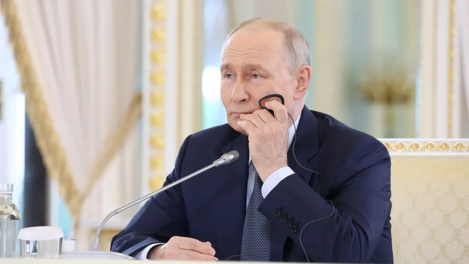 На Петербургском форуме президент заявил о совершенствовании систем противовоздушной обороны и готовности делиться наработками. Тем временем удары дронов по НПЗ и логистике привели к рекордным потерям мощности и снижению загрузки заводов, в том числе в Ярославле.