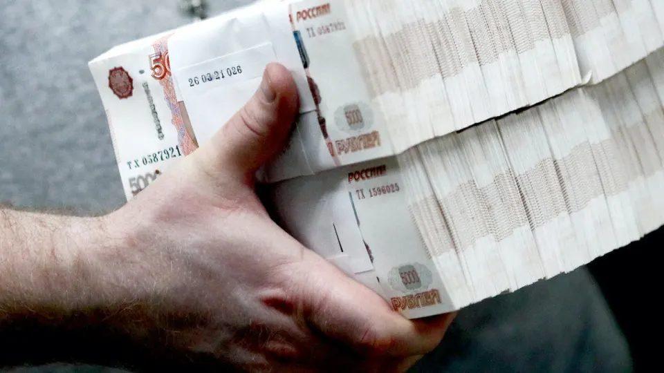 Банк отмечает массовый вывод средств в «кэш»: наличных в обращении рекордно много, с мая 2025 года из банков ушло около 2,5 трлн рублей. Центробанк ужесточил контроль за снятием и внесением наличных.