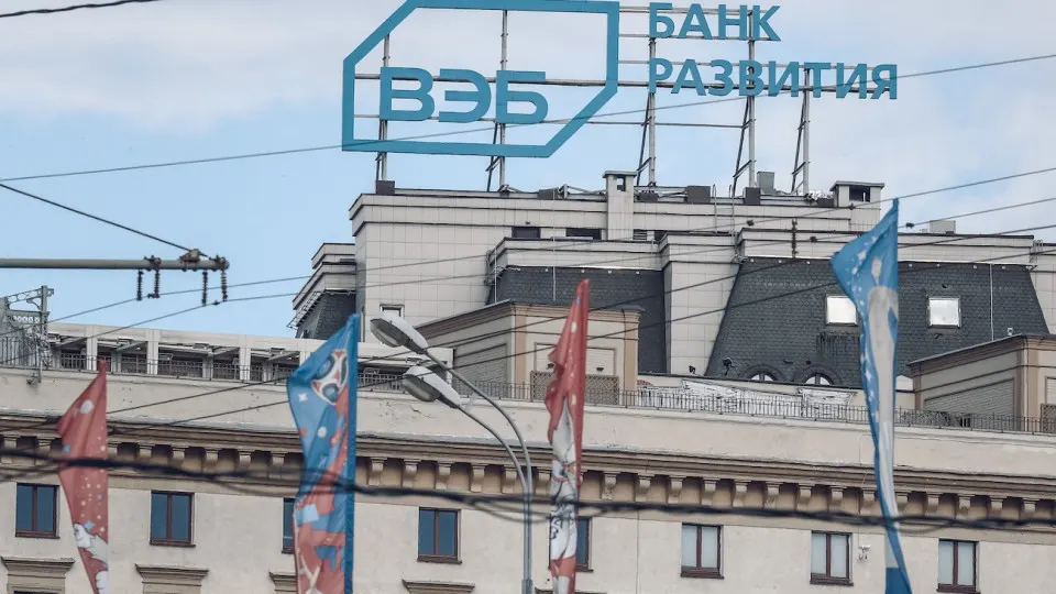 Госкорпорация развития планирует уменьшить расходы и уволить пятую часть сотрудников на фоне «кредитного охлаждения» экономики и общей волны сокращений в крупных компаниях.