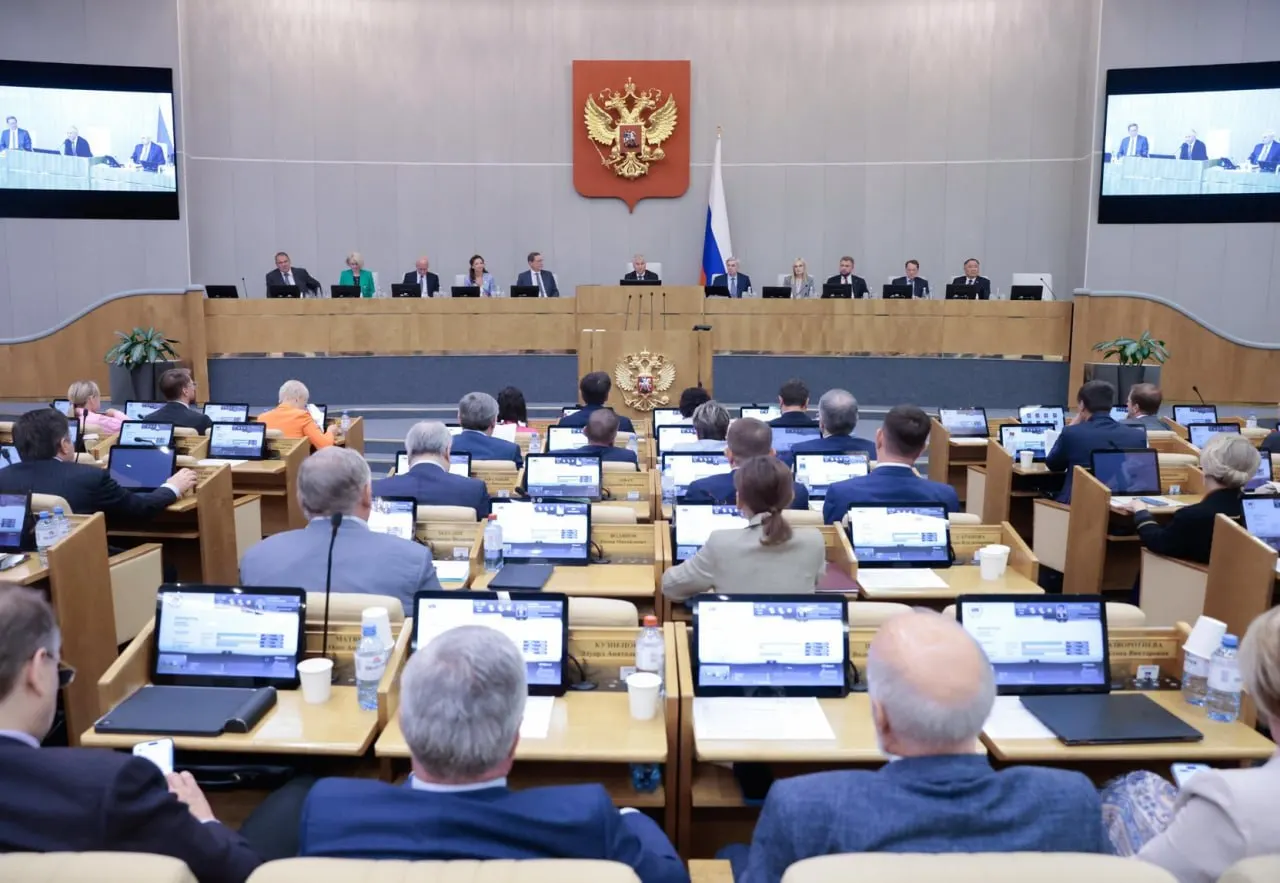 Анализ данных деятельности законодательной системы показывает: Госдума одобряет большинство правительственных и почти все президентские законопроекты, тогда как инициативы депутатов проходят значительно реже.