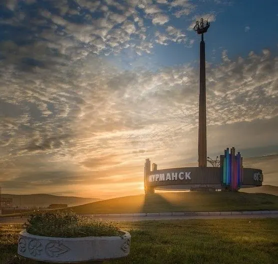 Краткий обзор: резкий рост безработицы в Петрозаводске, петербурженка ищет отца, новые правила заправки в Псковской области, задержание в Петергофе и заявления по дефициту бензина.
