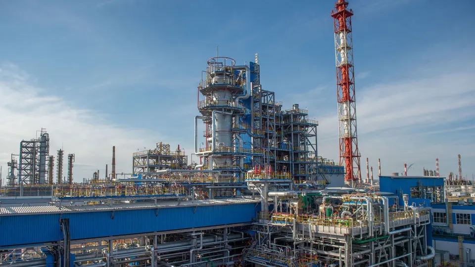 Крупнейший нефтехимический завод остановил переработку сырья после повреждений основных установок; частичное восстановление может занять от нескольких недель до нескольких месяцев, что усиливает дефицит нефтепродуктов в стране.