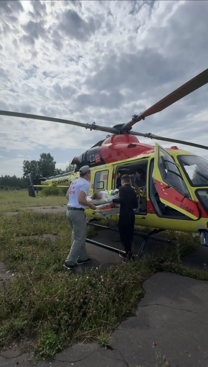 Ребенка доставили в Нижегородский ожоговый центр из‑за тяжести состояния и ожога роговицы. Эвакуация санитарной авиации состоялась 10 июля; полет занял чуть менее двух часов.