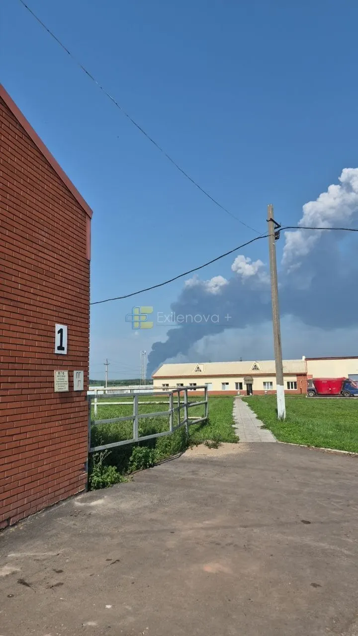 Ночью удары беспилотников вызвали пожары и разрушения в ряде регионов России: в Воронежской области погиб ребёнок, зафиксированы попадания по складам и объектам ТЭК.