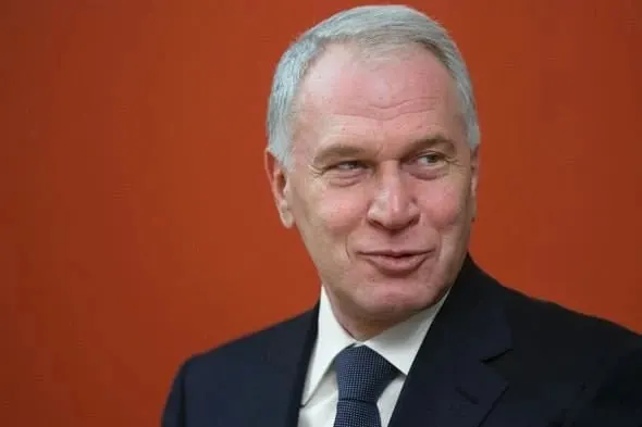 Президент присвоил Юрию Ковальчуку орден III степени за вклад в социальные проекты, сохранение культурно‑исторического наследия и благотворительную деятельность. Forbes оценивает его состояние примерно в $2 млрд; ранее он уже получал орден IV степени в 2021 году.