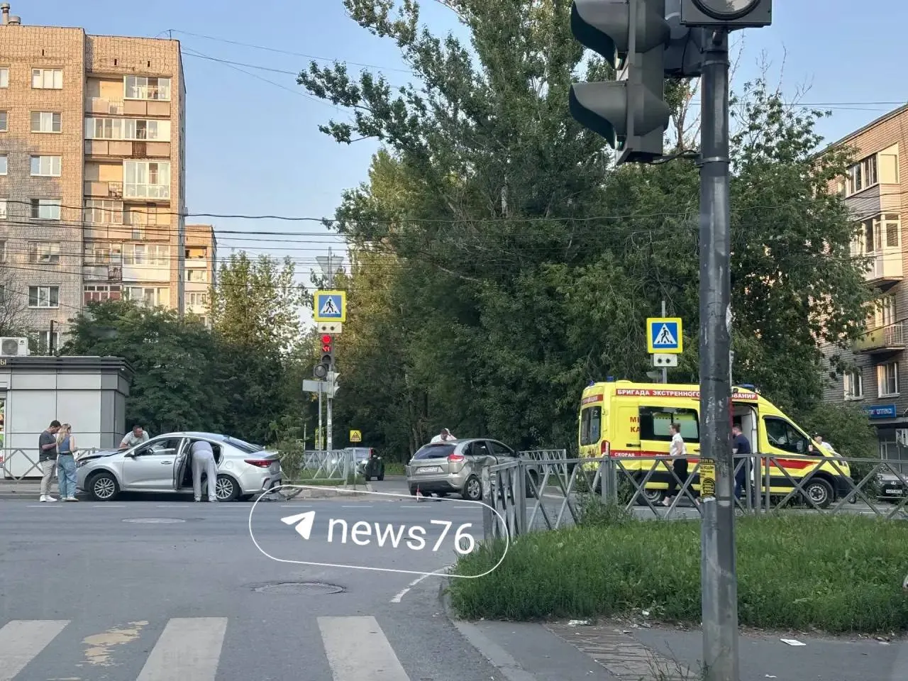 На перекрестке улиц Городской Вал и Салтыкова-Щедрина произошло ДТП. На место прибыла скорая, движение со стороны Салтыкова-Щедрина временно перекрыто.