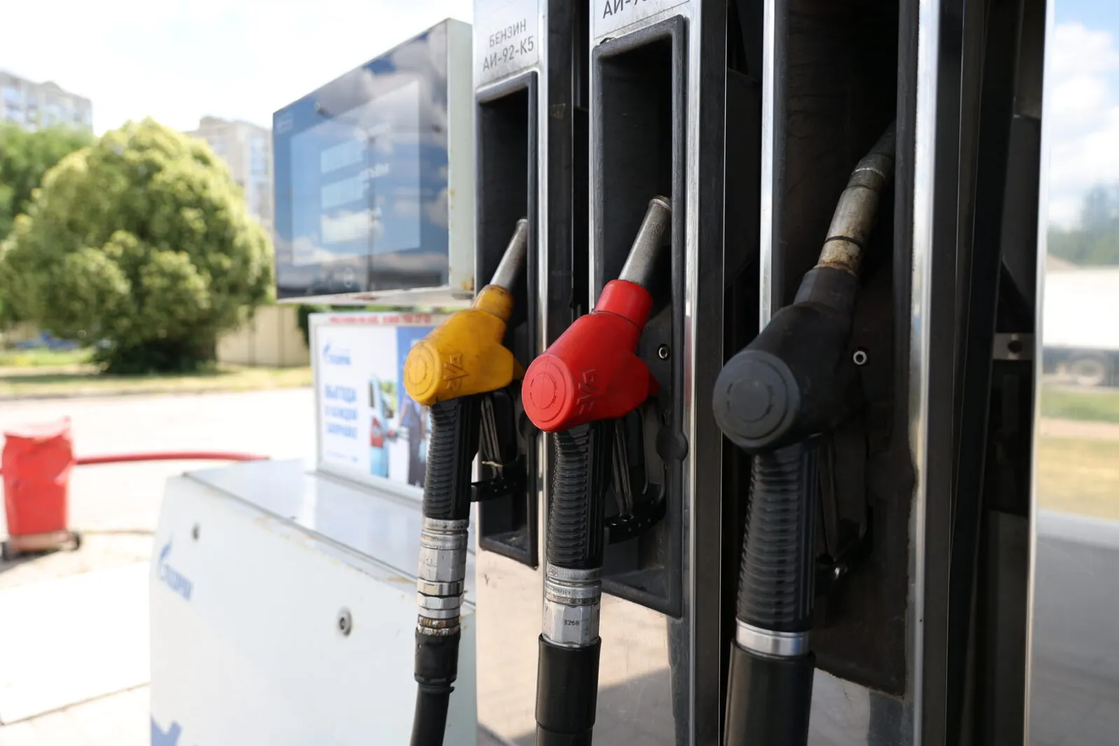 В условиях дефицита власти утвердили очередность поставок нефтепродуктов: в приоритете — государственные и муниципальные нужды, затем — предприятия оборонного сектора и ключевые инфраструктурные операторы; автозаправки оказались в конце очереди.
