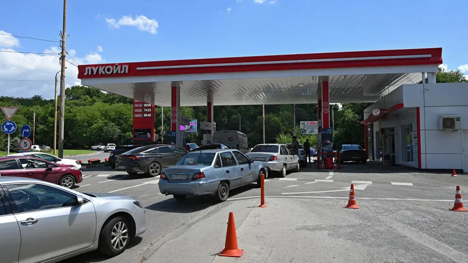 Цена белорусского АИ‑92, поставляемого в Россию, за неделю выросла на 6% — до 127 тыс. руб./т, а с начала мая подорожание составило 80%. Ограниченные мощности НПЗ, сбои в отечественном производстве и логистические сложности вынуждают увеличивать импорт, но быстрые поставки затруднены.