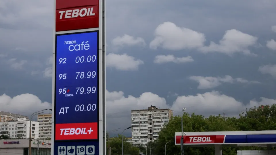 Власти направляют поставки бензина в столицу: в ряде регионов ограничили работу АЗС, производство топлива сократилось — дефицит оценивается сотнями тысяч тонн в месяц.