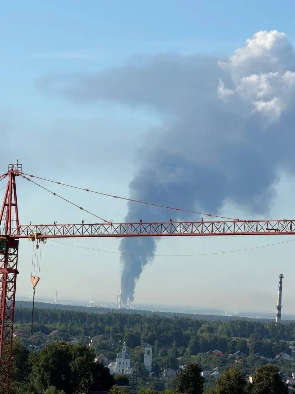 Ночью 2 июля дроны нанесли удар по крупному НПЗ в Кстово (Нижегородская область). Завод был основным поставщиком бензина в Чувашию; возможны перебои с топливом и рост цен на автозаправках.