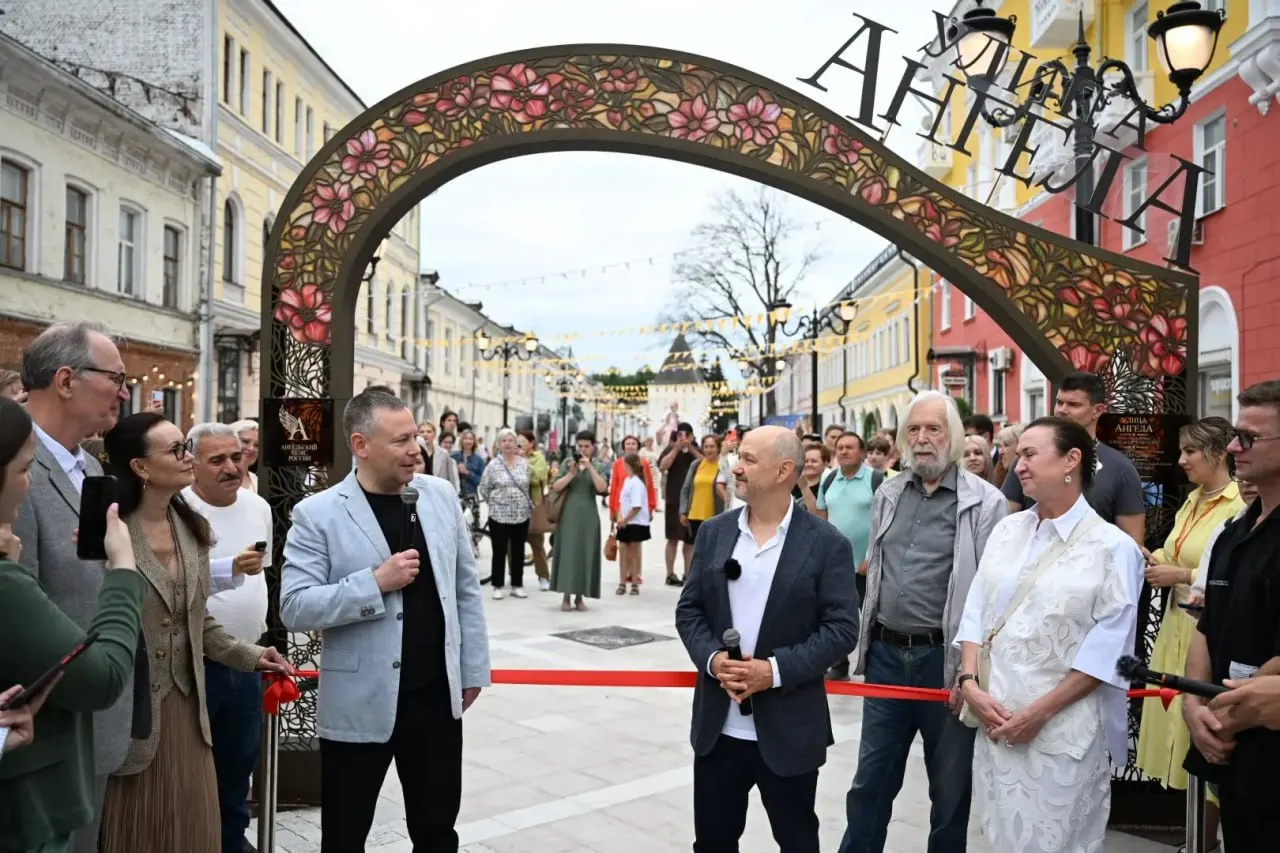 Режиссёр Александр Ковтунец предложил маршрут «Ангельский пояс России» — 89 городов и 11 горнолыжных курортов. Ярославль стал первой точкой: скоро на Нахимсона установят скульптуру «Ангел‑хранитель».