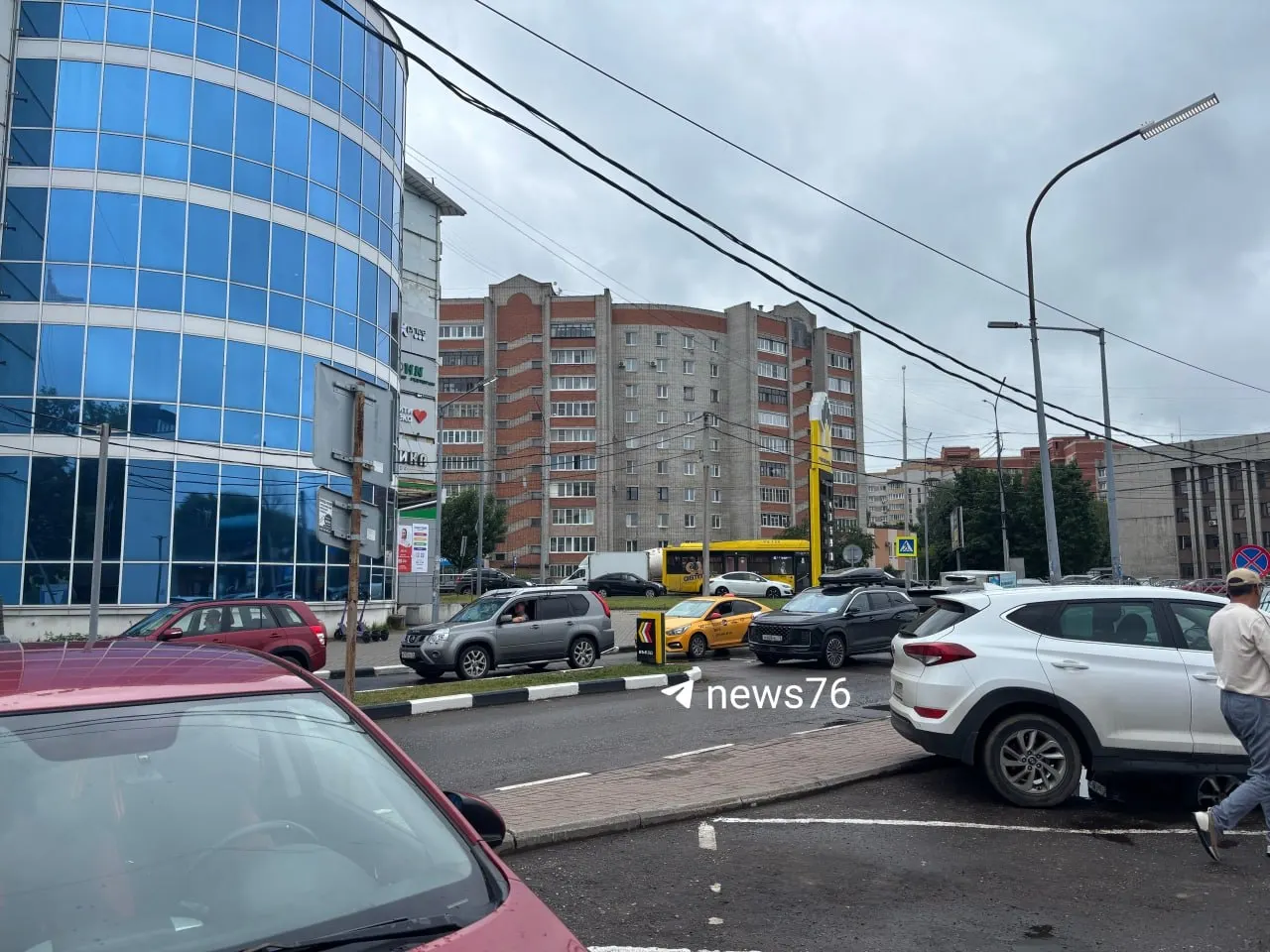 На некоторых АЗС города продолжают образовываться очереди. На станции «Роснефть» на Фрунзе, 1 в наличии бензин, дизельного топлива нет. Читателей просят указать, по какой цене они покупали бензин на этой неделе.