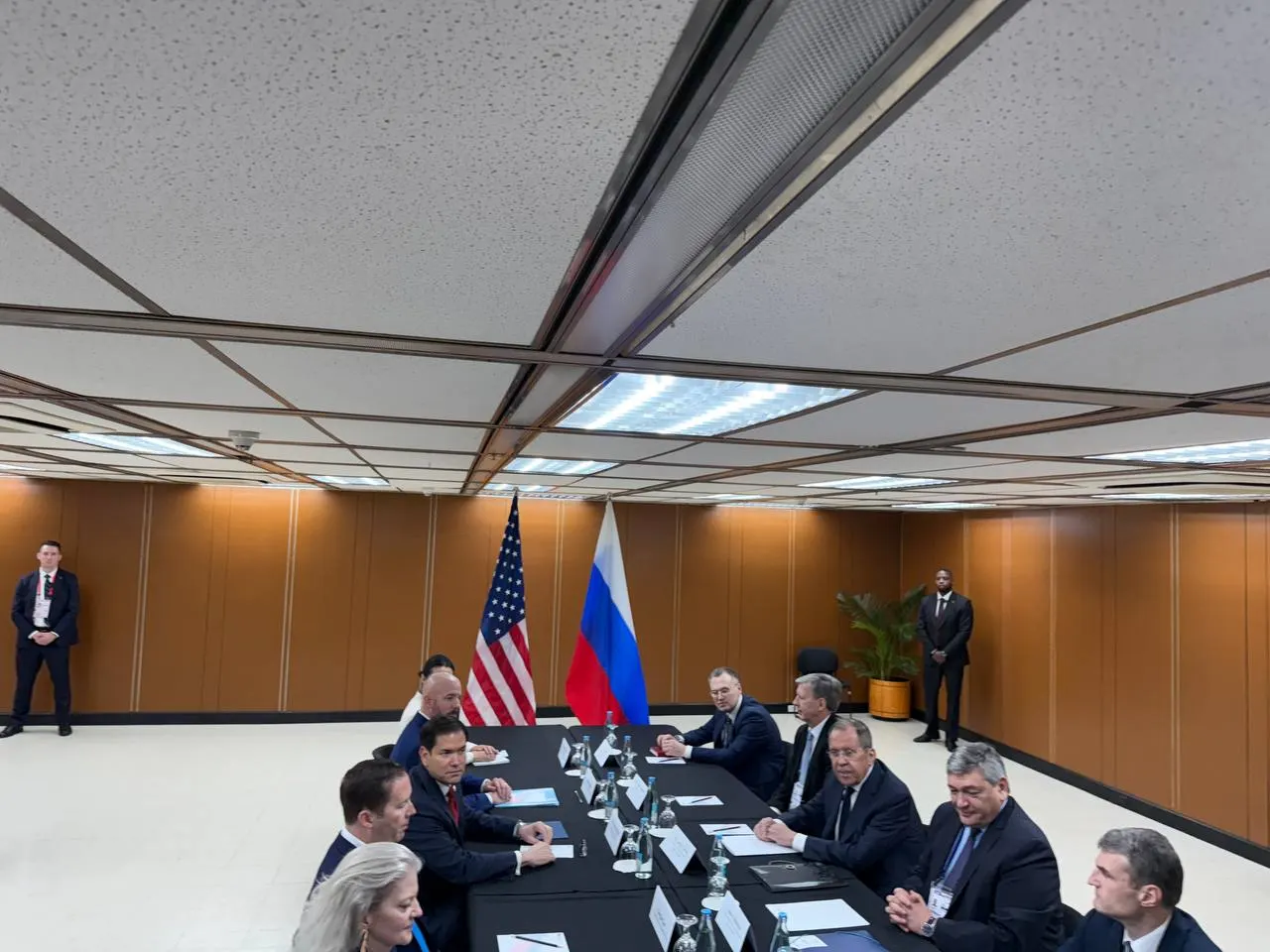 Глава МИД России и представитель США провели встречу на полях мероприятий АСЕАН, обсудив в том числе позицию по урегулированию конфликта на Украине. По данным, встреча длилась около получаса.