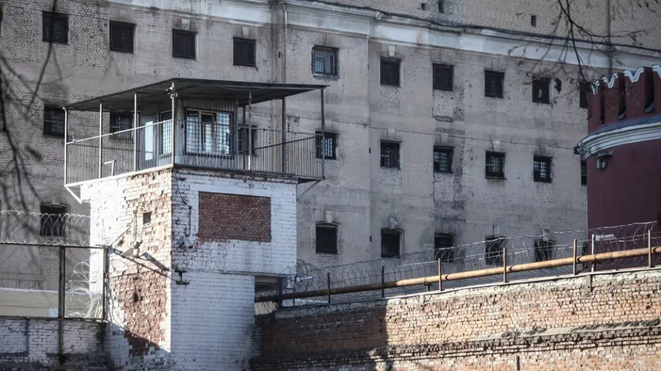 Правительство внесло в Госдуму законопроекты, снимающие ряд ограничений на заключение контрактов с Минобороны для лиц с определёнными судимостями; запрет при этом сохранится для тяжких преступлений — терроризма, педофилии, госизмены и др.