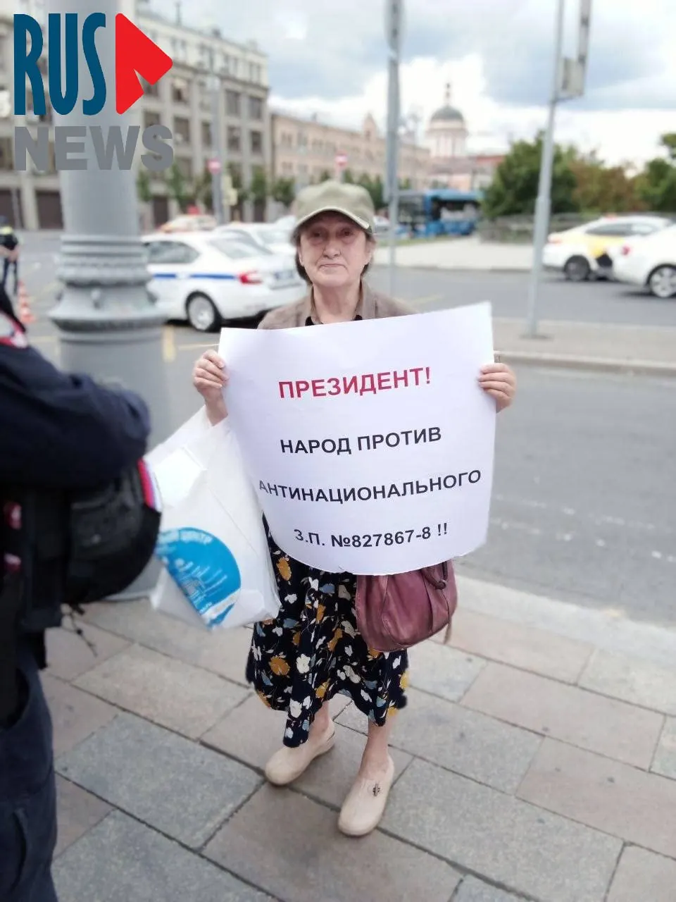Наталью Шамину задержали на Старой площади в Москве: она пикетировала против законопроекта, который предлагает передать регионам право исключать памятники из госреестра.