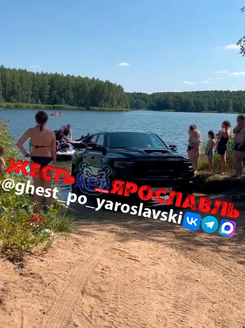 На Климовских карьерах в Ярославле автомобиль заехал в водоём, чтобы выгрузить гидроциклы. Очевидцы возмутились, региональные специалисты начали проверку.