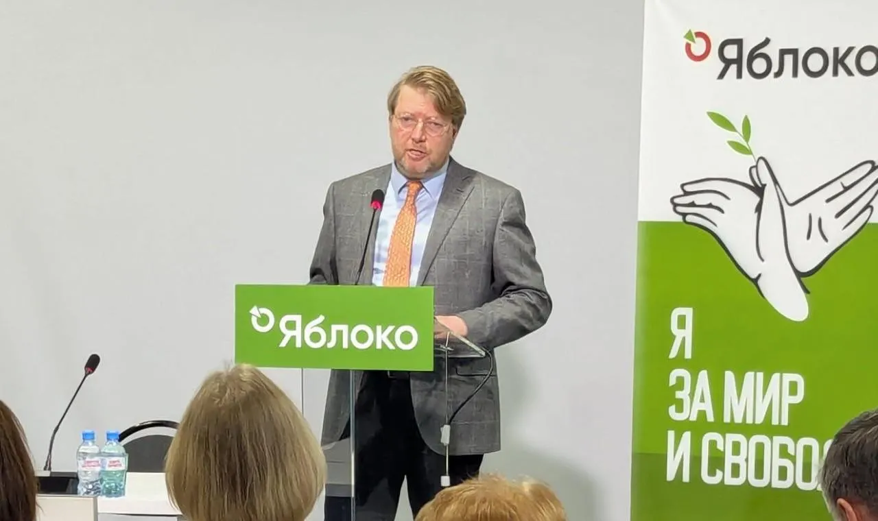 Верховный суд оставил в силе штраф для председателя партии «Яблоко» Николая Рыбакова за публикацию с фотографией Алексея Навального; партия намерена обжаловать решение в Конституционном суде.