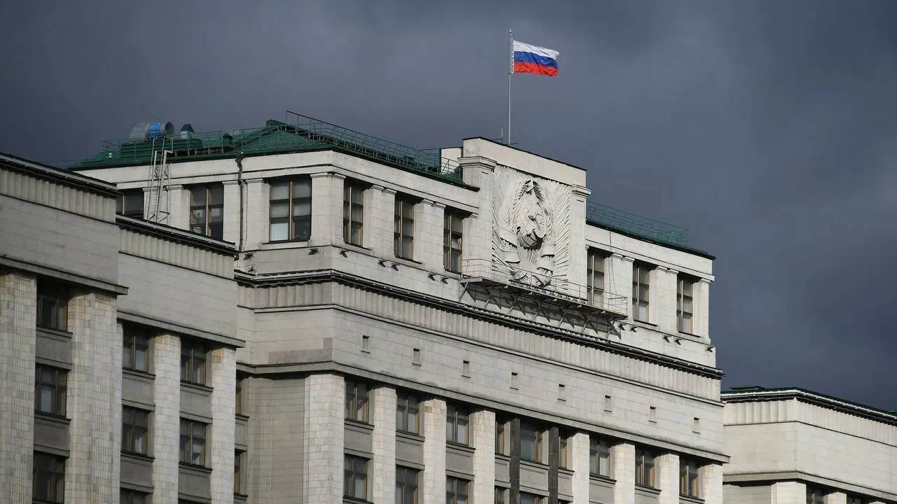 Проект закона предлагает запрет на госуслуги, банковское обслуживание и сделки с недвижимостью для россиян, покинувших страну и признанных виновными по ряду уголовных или административных статей. Закон предусматривает реестр, возможность немедленного вступления в силу и заморозку имущества.