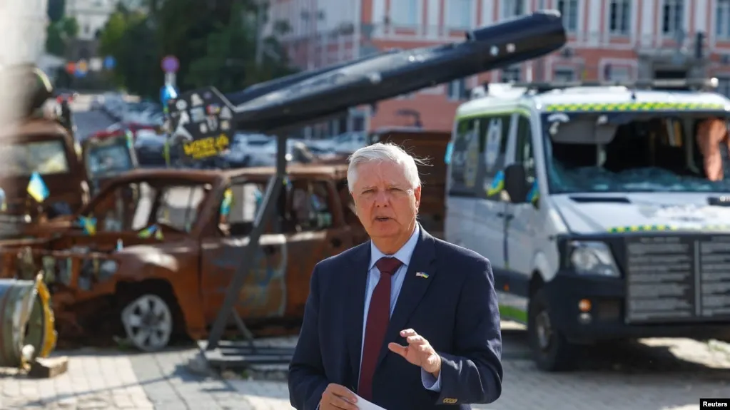 Демократы готовы поддержать обновлённый законопроект о санкциях, в который по просьбе президента были добавлены ограничения против Ирана. Документ уже получил поддержку более 60 сенаторов, но дату вынесения решит руководство Сената.