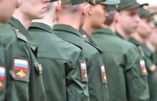 Правительство поддержало законопроект, который позволит направлять призывников в пожарные подразделения МЧС: по оценке ведомства, в систему могут привлечь до 5 тысяч срочников для тушения пожаров и аварийно‑спасательных работ в населённых пунктах.