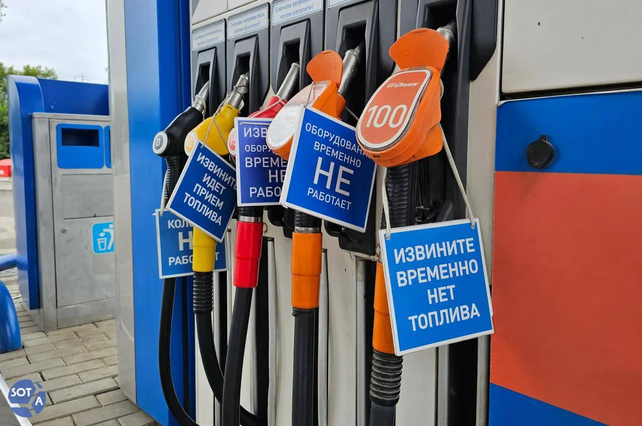 Медианные цены на бензин и дизель в России за первую декаду июля заметно выросли по сравнению с прошлым годом. Эксперты считают, что из-за структурного дефицита топлива заметного снижения цен в ближайшее время не будет.