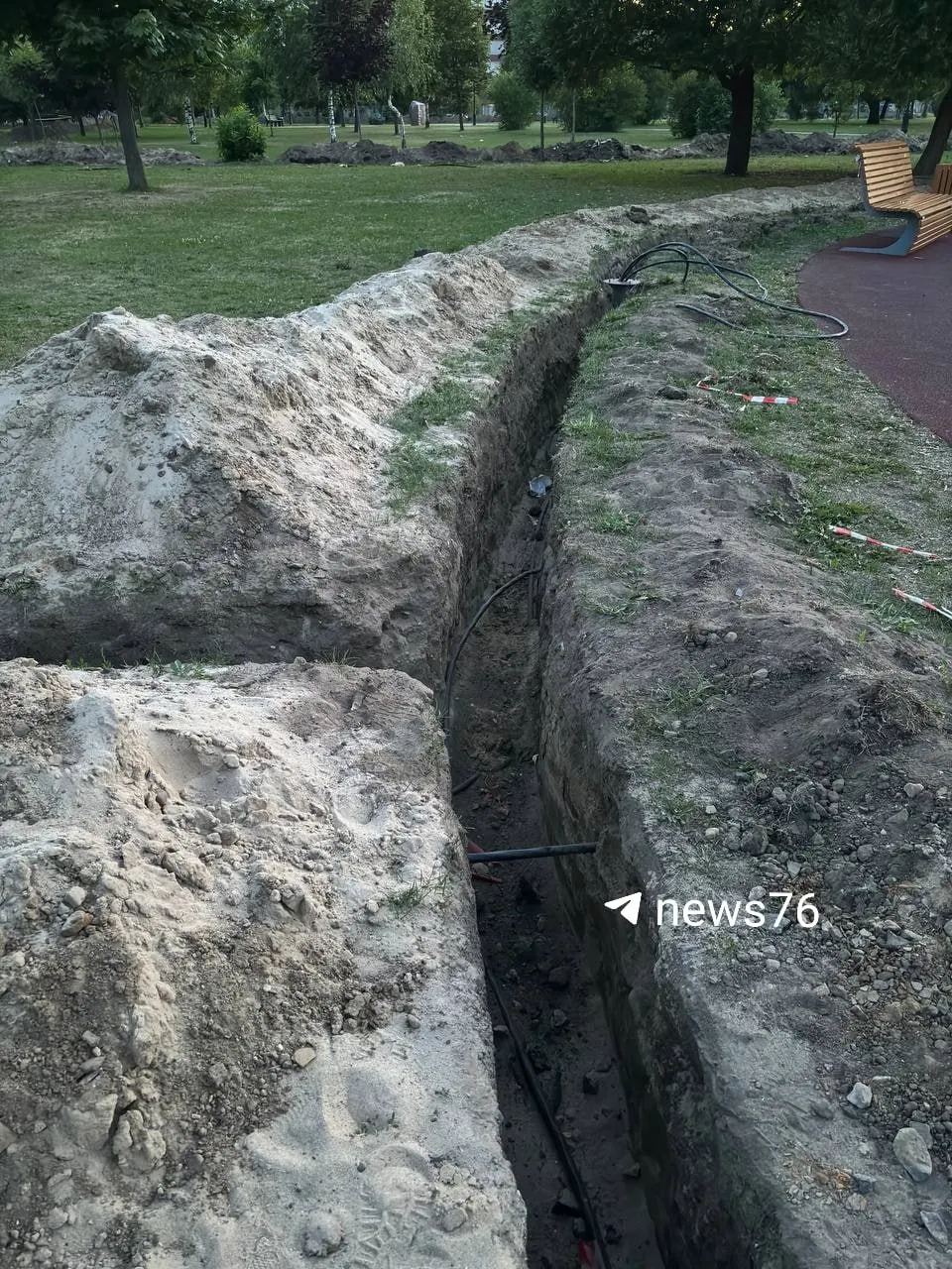 В центральном парке Ярославля заметили масштабные раскопки: вместо зелёных лужаек — кучи земли и песка. Работы по установке освещения, видеонаблюдения и беспроводного интернета обойдутся в 20,536 млн рублей, завершить их планируют к 18 декабря 2026 года.