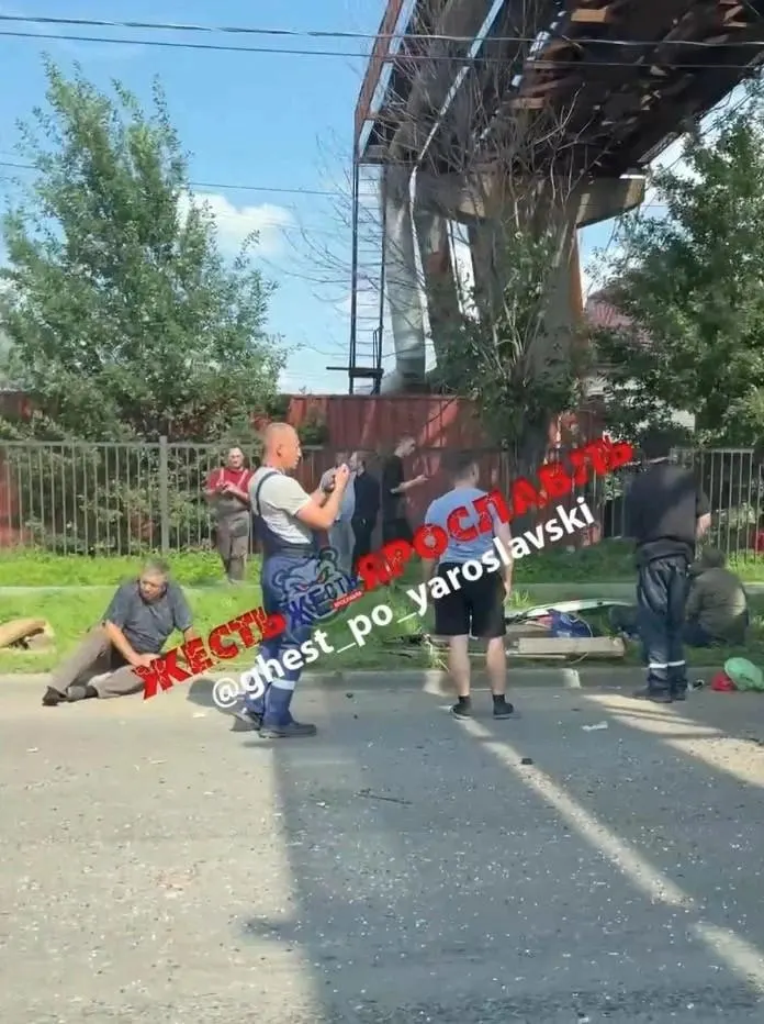 У дома №82 ГАЗель перевернулась после столкновения с автобусом. На месте работают медики, МЧС и пожарные, причины происшествия устанавливаются.