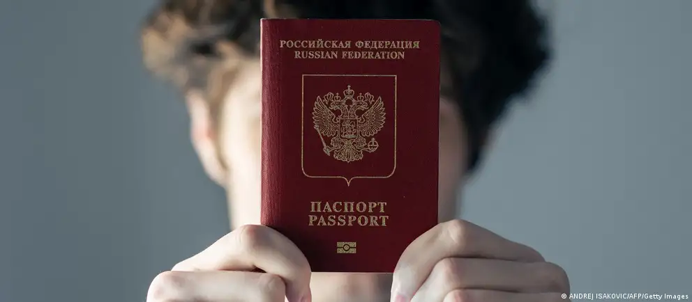 После возражений Франции и Италии Евросоюз пересмотрел первоначальную инициативу: теперь предлагается ограничить запрет на краткосрочные визы лишь для тех, кто непосредственно участвовал в боевых действиях в Украине, а также расширить перечень исключений.