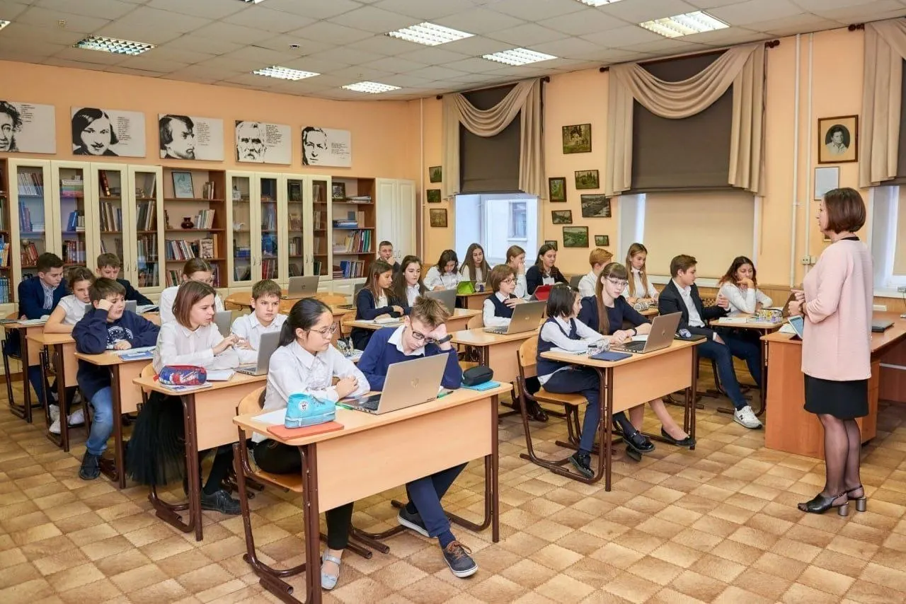 Утверждён пакет мер, который закрепляет особый статус профессии, гарантирует наставничество для начинающих педагогов, бесплатный доступ к государственным ЭОР и юридическую помощь по трудовым вопросам. Педагогам с стажем от 25 лет будет присваиваться звание «Ветеран труда».