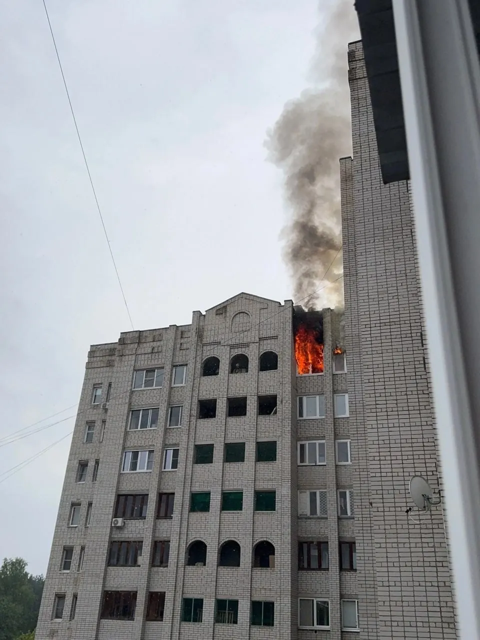 В Заволжском районе два пожара уничтожили две квартиры одной семьи с разницей в 13 дней. Родственники лишились вещей и жилья; помощь можно направить через фонд «Милосердия и здоровья».