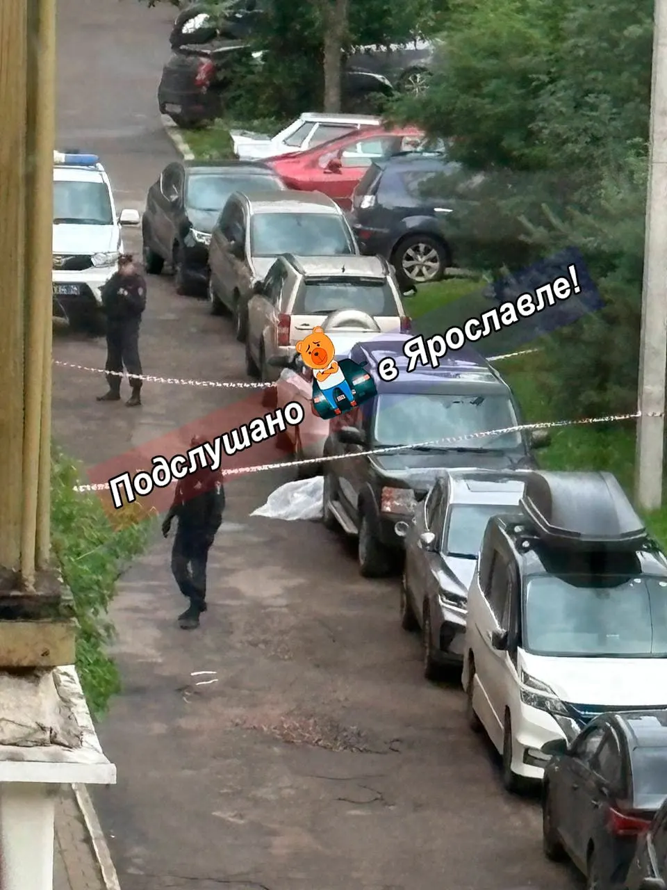 Два человека погибли, ещё один госпитализирован. По данным источников, причиной стали ножевые ранения в ходе уличной драки; подозреваемого задержали, следствие выясняет обстоятельства.