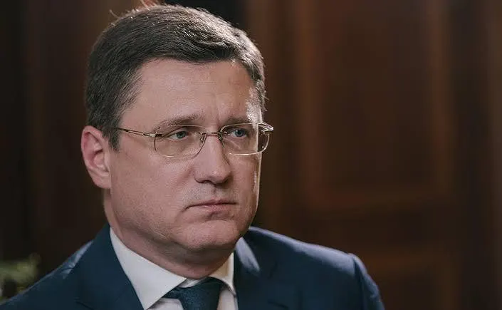 Власти отмечают улучшение на АЗС после запрета экспорта и мер регулирования, однако НПЗ продолжают простаивать, большинство оптовых заявок не выполняются, а аналитики прогнозируют, что дефицит топлива сохранится ещё несколько месяцев.